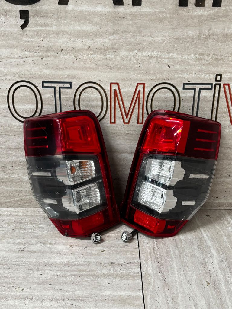 Mitsubishi L 200 TAKIM ARKA Sağ Sol Stop 8330b210