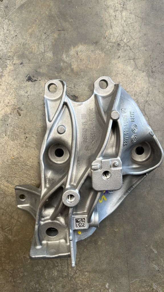 BMW 5 Serisi G60 G68  Motor Braketi 22119894905