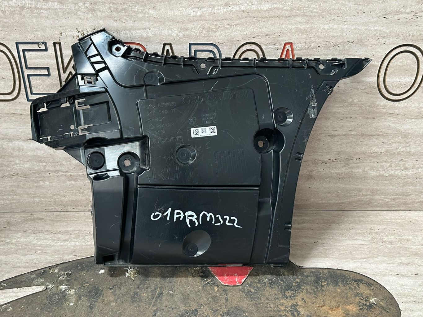 BMW 5 Serisi G30 LCİ Sağ Arka Tampon Braketi 8098690