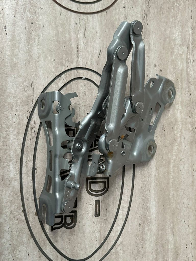 BMW X1 U11  Motor Kaput Menteşesi 9883417