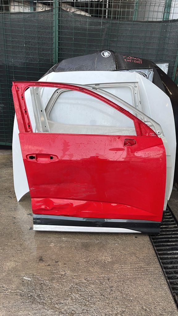 Audi Q3  Sağ Ön Kapı