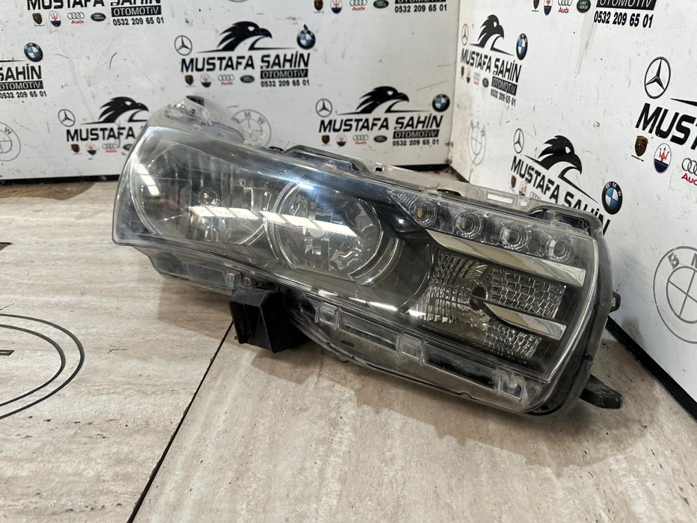 Toyota Corolla  Sağ Ön Far